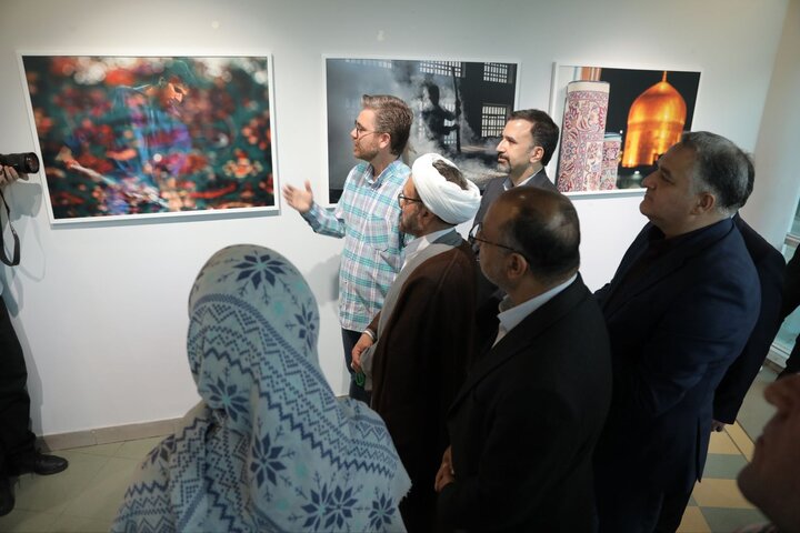 نمایشگاه عکس «سیرج» افتتاح شد؛ نگاه عکاسانه به فرشهای حرم رضوی