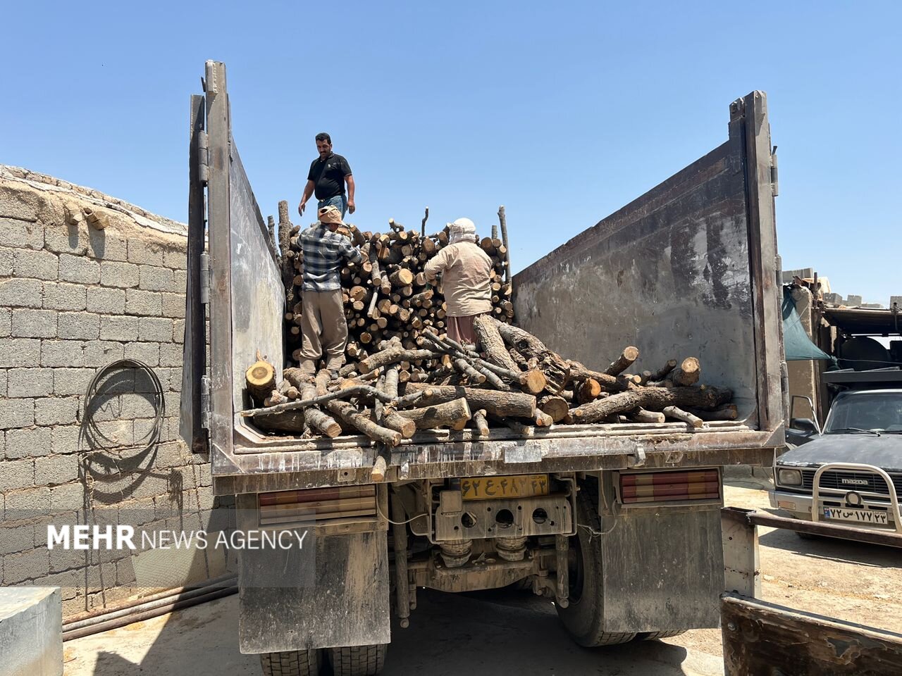 کشف ۱۳ تُن چوب بلوط و بازداشت متخلفان در فلاورجان کشف ۱۳ تُن چوب بلوط و بازداشت متخلفان در فلاورجان