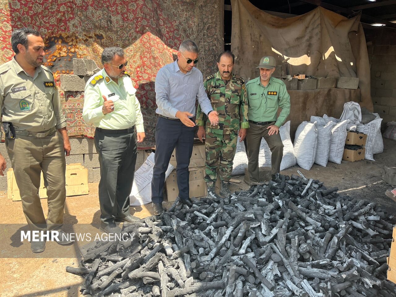 کشف ۱۳ تُن چوب بلوط و بازداشت متخلفان در فلاورجان کشف ۱۳ تُن چوب بلوط و بازداشت متخلفان در فلاورجان