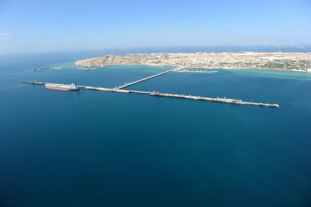 فرصتهای شغلی خارگ در اختیار غیربومیها؛ جوانان جزیره چشمانتظار تغییر