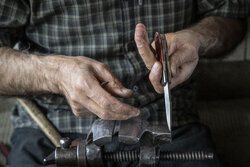 کشف قریب به ۳۰۰۰ چاقوی ضامن دار آمریکایی از یک شناور در بوشهر