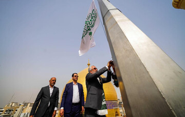 تصاویر زیبا از برافراشتن پرچم عید غدیر خم در حرم امام علی(ع)