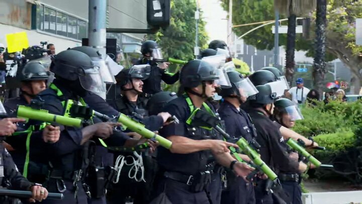 پۆلیسی ئەمریکا بە فیشەک وڵامی خۆپیشاندەران دەداتەوە