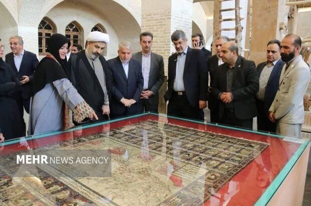 بازدید وزیر میراثفرهنگی از موزه تاروپود و نور و روشنایی یزد