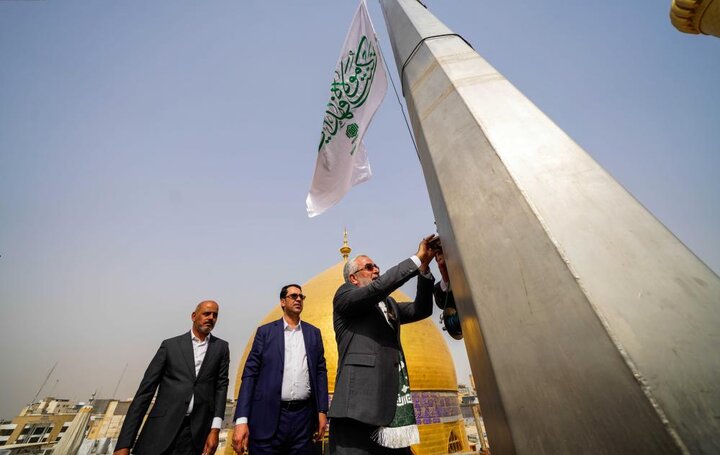 تصاویر زیبا از برافراشتن پرچم عید غدیر خم در حرم امام علی(ع)