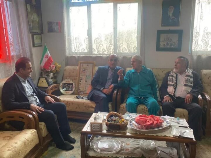 دیدار استاندار گیلان و مشاور عالی فرمانده کل سپاه با یادگار دفاع مقدس