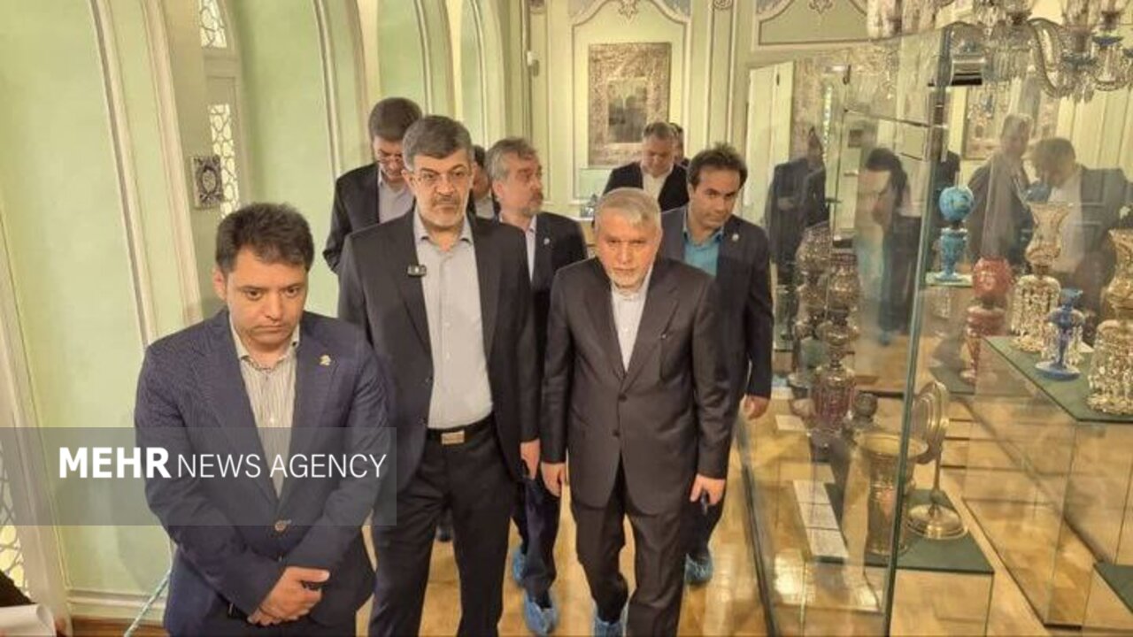 بازدید وزیر میراثفرهنگی از موزه تاروپود و نور و روشنایی یزد