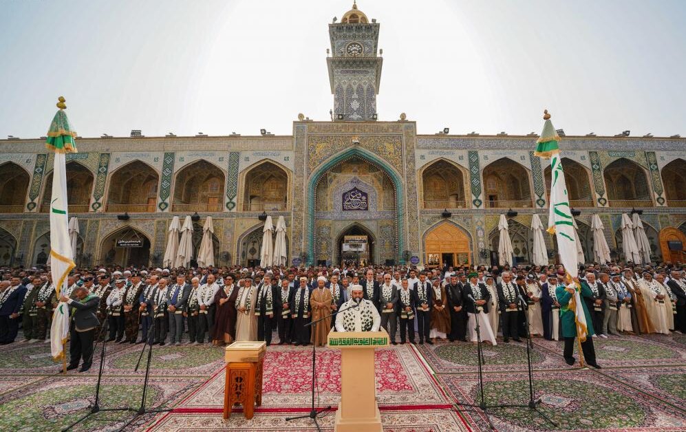 تصاویر زیبا از برافراشتن پرچم عید غدیر خم در حرم امام علی(ع)
