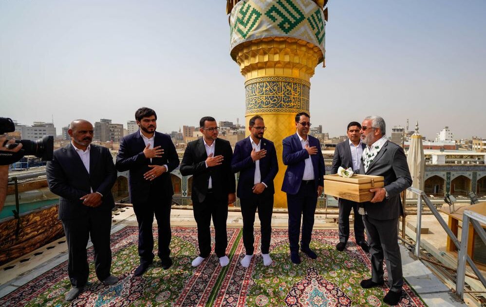 تصاویر زیبا از برافراشتن پرچم عید غدیر خم در حرم امام علی(ع)