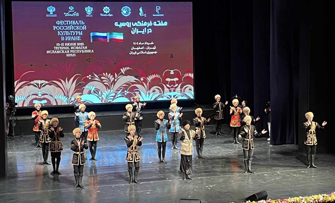 تولستوی در ایران، فردوسی در روسیه؛ اجرای رقص سنتی روس‌ها در تهران