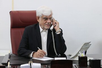 عارف يتابع هاتفيا مجريات الحريق بميناء دير  في بوشهر