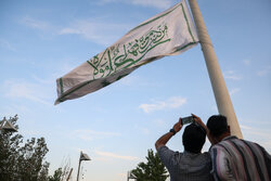 اهتزاز بزرگترین پرچم علوی بر فراز تهران