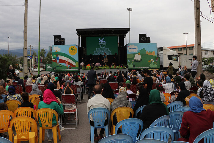 اجرای تماشاخانههای سیار به یاد شهدا در میدان بهارستان