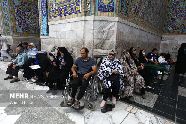 حرم مطهر امام رضا (ع) در روز میلاد امام هادی (ع)