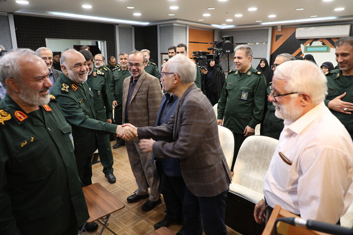 بازدید سرلشکر سلامی از مرکز اسناد، تحقیقات و نشر معارف دفاع مقدس سپاه