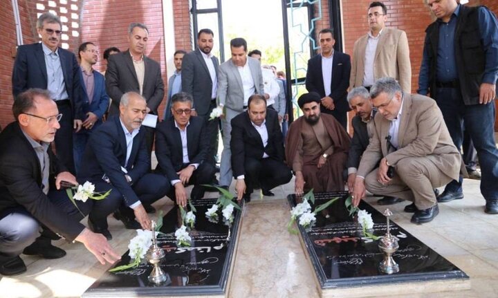 ادای احترام وزیر بهداشت به مقام شامخ شهدا