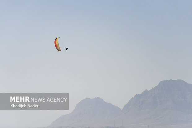 اهتزاز پرچم ایران و پرچم گنبد امام حسین(ع) در آسمان ایران