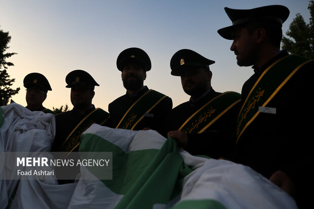 اهتزاز بزرگترین پرچم علوی بر فراز تهران