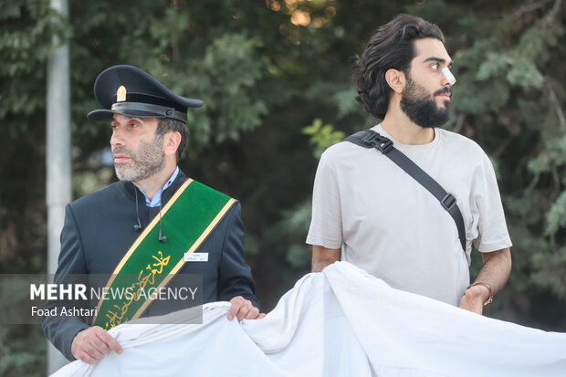 اهتزاز بزرگترین پرچم علوی بر فراز تهران