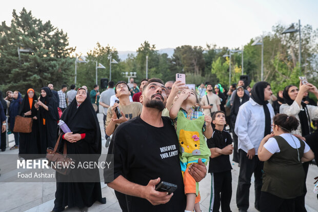 اهتزاز بزرگترین پرچم علوی بر فراز تهران