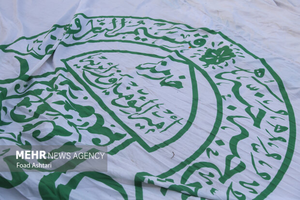اهتزاز بزرگترین پرچم علوی بر فراز تهران
