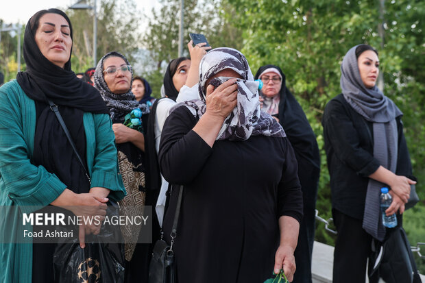 اهتزاز بزرگترین پرچم علوی بر فراز تهران