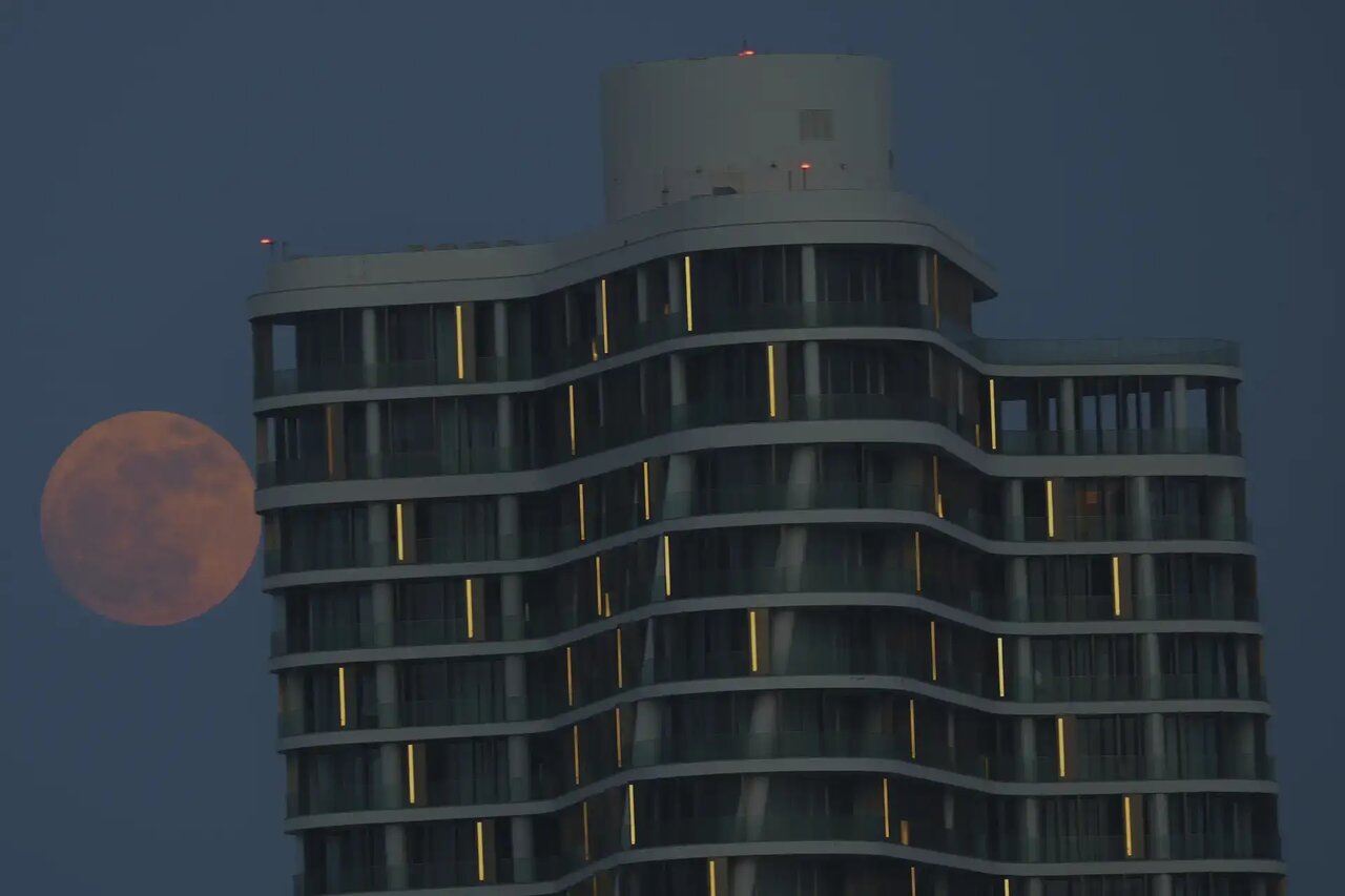 تصاویر «ماه توتفرنگی» را در سراسر جهان ببینید