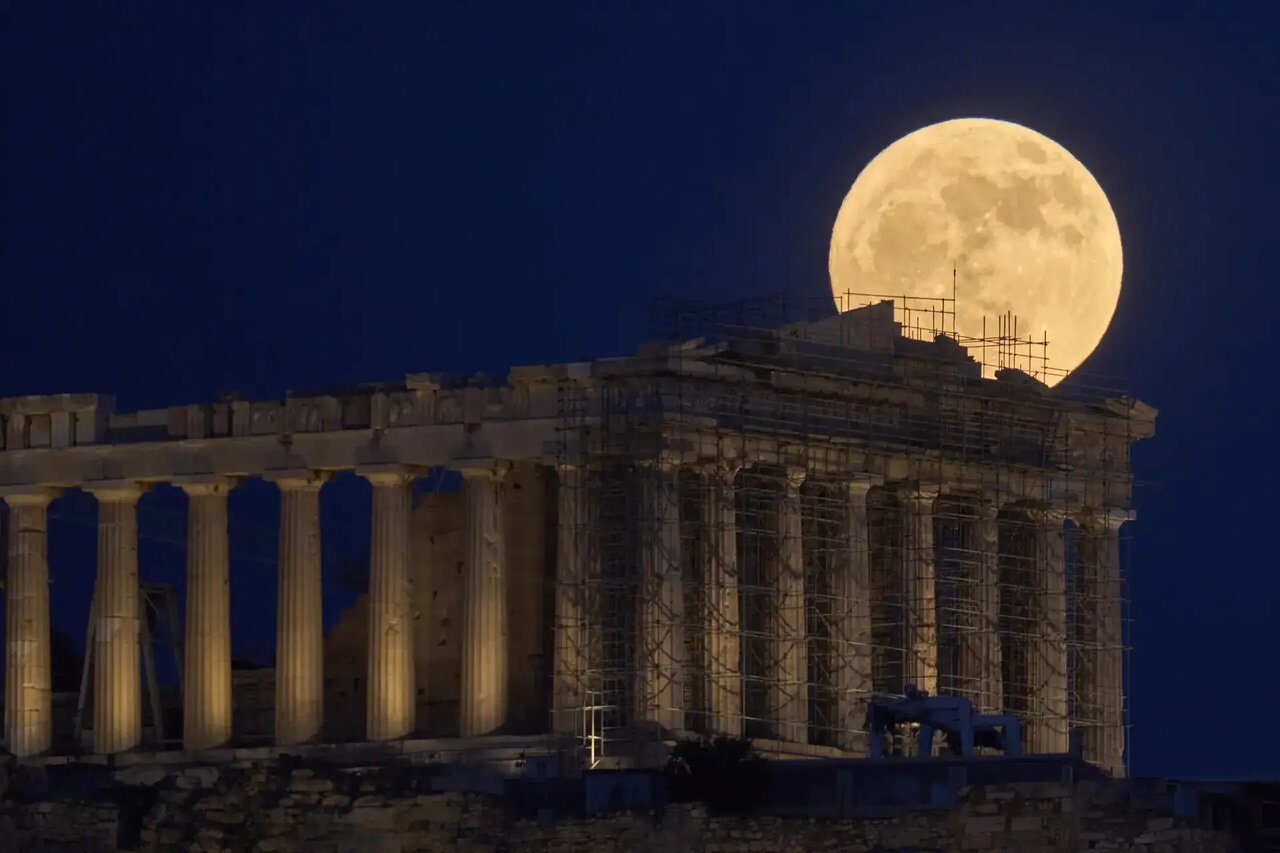 تصاویر «ماه توتفرنگی» را در سراسر جهان ببینید