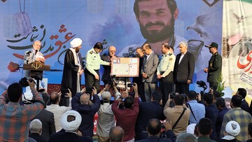 تصاویری از اهدای شناسنامه نمادین به خانواده شهید «حسن عشوری»
