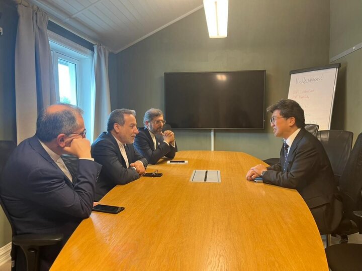 Iran FM Araghchi meets with SPF chief in Oslo