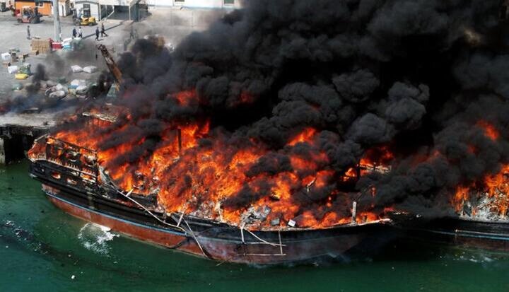 عملیات اطفای حریق لنجها در پارسیان ادامه دارد؛ اوضاع تحت کنترل است