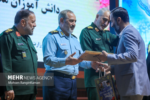 همایش تجلیل از دانشآموزان خلاق و نوآور مدارس وزارت دفاع 14