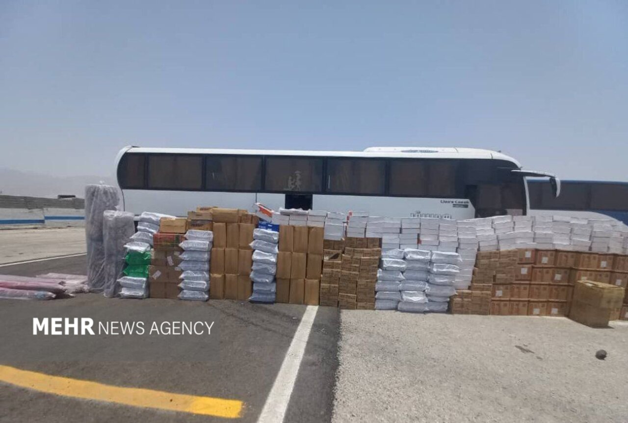 توقیف اتوبوس مسافربری به دلیل حمل نامتعارف بار