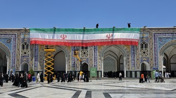 İmam Rıza (a.s) türbesine İran bayrağı asıldı