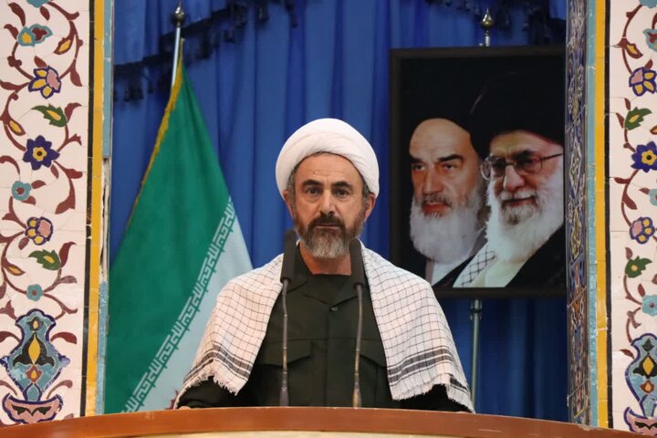 امام جمعه ایلام با لباس رزم سپاه پاسداران در نماز جمعه حاضر شد