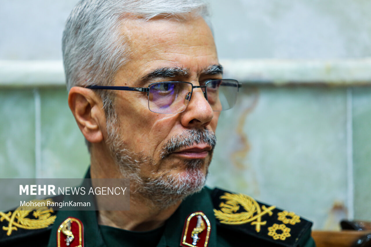 ما هیچ زمان پشت به عشاق نکردیم؛ جز پیش خدا قامتمان نیست خمیده ما هیچ زمان پشت به عشاق نکردیم؛ جز پیش خدا قامتمان نیست خمیده