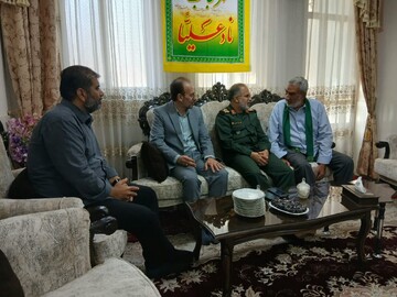 دیدار فرمانده سپاه قم با خانواده شهید شاخص سال ۱۴۰۴ استان قم