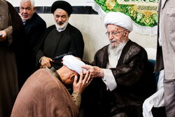 عمامه گذاری طلاب توسط آیت الله مکارم شیرازی در روز غدیرخم