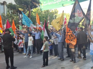 Bucnurd halkı İran bayraklarıyla sokaklarda