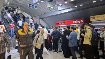 مترو طهران يكتظ بالمواطنين المتوافدين الى ساحة الثورة