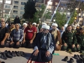 اقامه نماز در محل مهمانی کیلومتری غدیر در بجنورد
