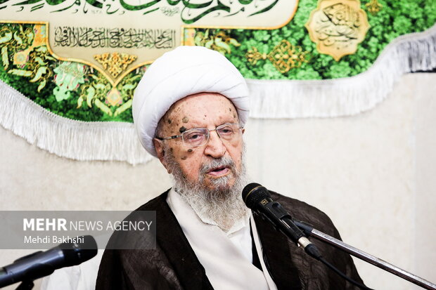 تاکید آیت الله مکارم بر حفظ سنتهای حوزه همزمان با توجه به شرایط جدید