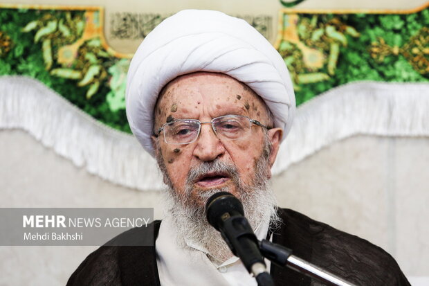 مکارم شیرازی: حوزه علمیه نخستین استفادهکننده فناوریهای نوین باشد