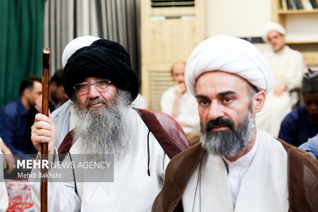 عمامه گذاری طلاب بدست آیت الله مکارم شیرازی