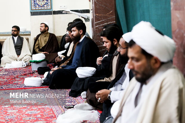 عمامه گذاری طلاب بدست آیت الله مکارم شیرازی