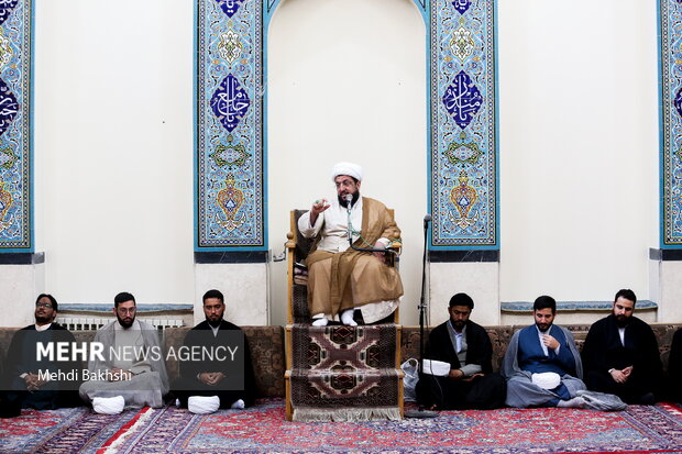عمامه گذاری طلاب بدست آیت الله مکارم شیرازی