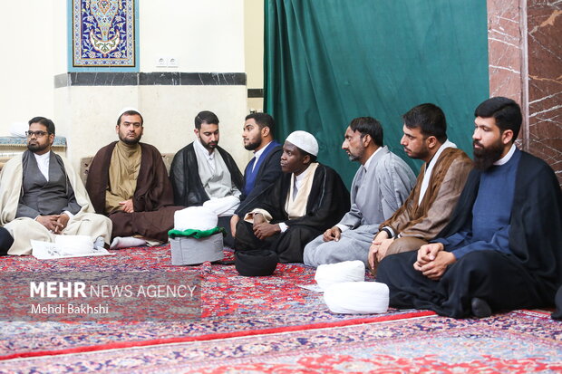 عمامه گذاری طلاب بدست آیت الله مکارم شیرازی