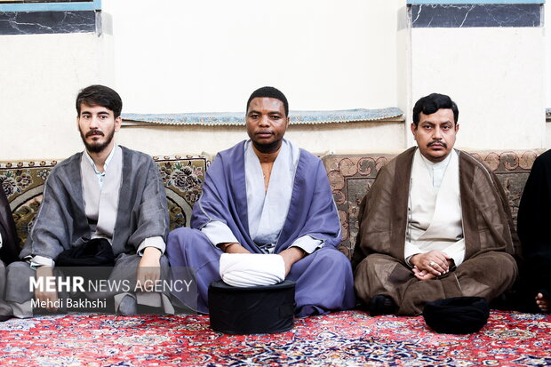عمامه گذاری طلاب بدست آیت الله مکارم شیرازی