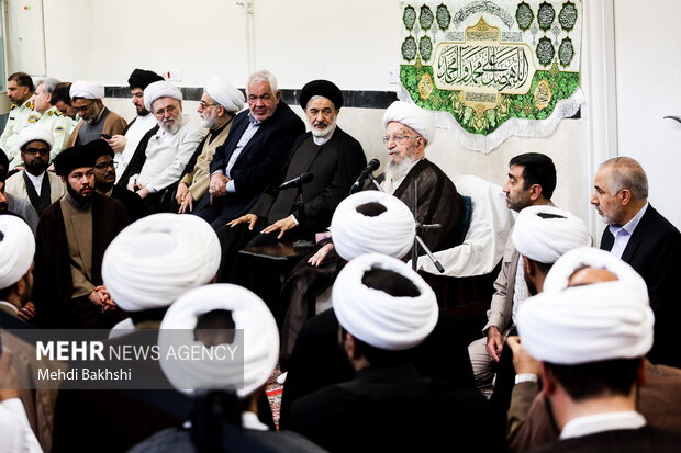 عمامه گذاری طلاب بدست آیت الله مکارم شیرازی
