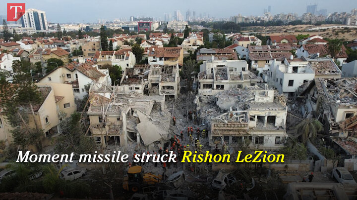 The moment an Iranian missile struck Rishon LeZion, south of Tel Aviv